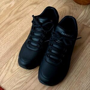 Sketchers black sneakers